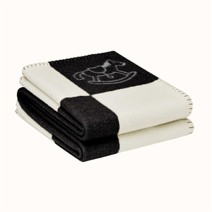 Manta de Caballo Jacquard Súper Suave Personalizada, Estilo Nórdico Acogedor, Ecológica, Antiestática, Acrílica, con Diseño de Dibujos Animados, para Comodidad en Todas las Estaciones - Product Image 5