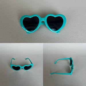 Gafas de sol con forma de corazón rosa para muñecas, accesorio unisex con montura de plástico, 8 cm de ancho, gafas de sol con forma de corazón. - Product Image 6