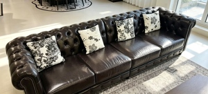 Sofá Chesterfield de Cuero Genuino con Respaldo Acolchado y Brazos Acolchados, 3 Plazas, Color Marrón Oscuro, Moderno y Lujoso, Personalizable para Sala de Estar - Product Image 2