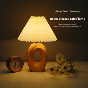 Lámpara de mesa plisada Retro nórdica, pantalla de cúpula de Metal de gama alta, luz nocturna eléctrica, función Flexible para dormitorio, estudio, Base de bombilla E14 - Product Image 1