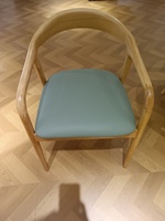 Fauteuil moderne de style nordique avec cadre en bois de frêne blanc et coussin en cuir souple, mobilier de salon écologique