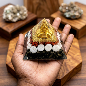 Pyramide de chakra Gomti, pyramide de cristal faite à la main, orgonite, sculpture de pierres précieuses Shree Yantra, décoration Feng Shui - Product Image 1