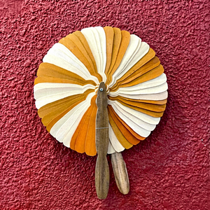 Éventail en feuille de palmier traditionnel fait main, écologique, couleur et design personnalisables, disponible pour les cadeaux d'affaires et les souvenirs - Product Image 1