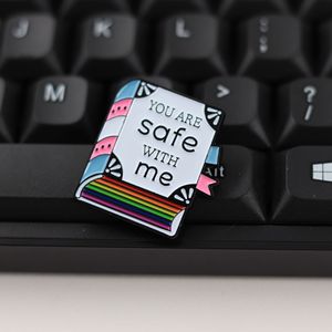 Épingles en émail souple amusantes « YOU ARE SAFE WITH ME » en métal plaqué, personnalisées <span class=keywords><strong>et</strong></span> gaufrées, <span class=keywords><strong>pour</strong></span> les amateurs de livres – Édition Rainbow Book - Product Image 2