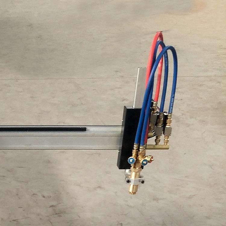 Haute Précision Plasma CNC Machine De Découpe Découpeuse Portative De COMMANDE NUMÉRIQUE PAR ORDINATEUR avec le THC