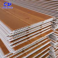 Plafonds en PVC de conception moderne, panneaux de plafond en film PVC à grain de bois pour panneaux de plafond en PVC