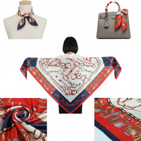 Syal Sutra Persegi 90cm dengan Motif Rantai dan Tali Nautikal dalam Warna Merah Putih dan Biru untuk Fashion Wanita sebagai Penutup Bahu.