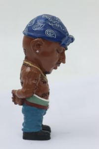 Ornements réalistes de meubles de bureau d'artisanat de résine dans le style de pyramide pour des rappeurs - Product Image 4