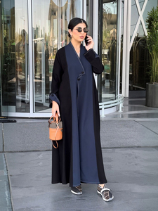 Abaya Modeste Bicolore Noir et Bleu Marine, Col en V, Boutonnée sur le Devant, Robe Longue, Tenue Islamique Contemporaine, ODM, 100% Polyester - Product Image 2