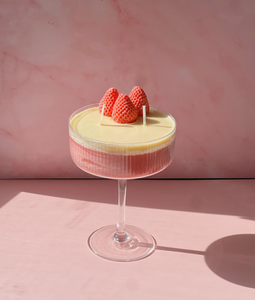 Bougie artisanale LANJO en verre à cocktail, design réaliste de dessert fraise, en cire de soja superposée, décoration sucrée - Product Image 1
