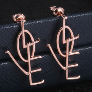 Orecchini pendenti lunghi a forma di lettera LOVE per donna, accessori di moda per feste e uso quotidiano - Product Image 2