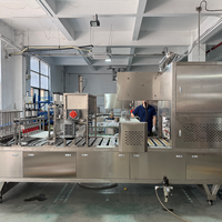 Machine automatique de remplissage et de scellage de pâte de viande pour animaux de compagnie en trois couleurs pour barquettes en aluminium