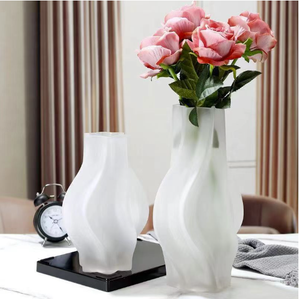 Vasi di vetro trasudano un senso di lusso, con rose di fascia alta e un alto livello di aspetto. Sono decorati come ornamenti floreali - Product Image 4
