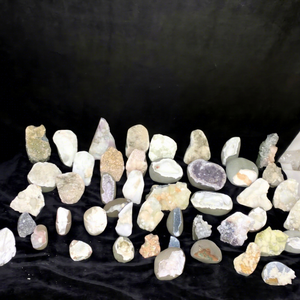 Colección de Geodas de Cuarzo Natural, Piedras Crudas de Diferentes Formas y Colores, Especímenes Coleccionables de Arte - Product Image 1