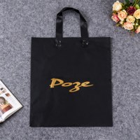 Sacs de shopping réutilisables en plastique PE imperméable avec poignée personnalisée et logo imprimé pour les boutiques de chaussures et de chaussettes