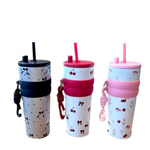 แก้วกาแฟลายเชอร์รี่โบว์ ขนาด 710 มล. ภายในทำจาก SUS316L ภายนอกทำจากสแตนเลส ฝา PP ซีล TPR พร้อมสายคล้องคอแบบพกพา สามารถสกรีนโลโก้ได้ - Product Image 6