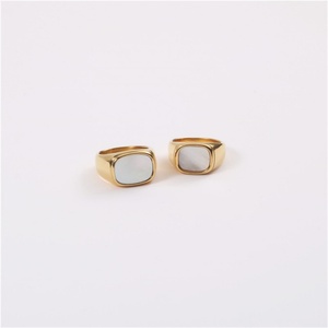 แหวนตราประทับทรงสี่เหลี่ยมเคลือบทอง 18k ไม่หมอง พร้อมพลอยออนิกซ์สีดำและเปลือกมุก วัสดุสแตนเลสสตีล - Product Image 4