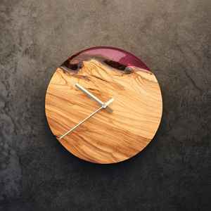 Reloj de Pared de Resina Único Diseñado con Elementos de Madera para Mejorar la Decoración del Hogar Mientras Ofrece Precisión y Estilo - Product Image 4