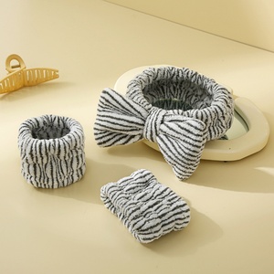 Banda para la muñeca y diadema impermeables con bloqueo de agua, estilo terciopelo coral, para lavado facial y desmaquillante, con mangas dulces - Product Image 1