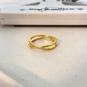 Bague en acier inoxydable plaqué or 18 carats avec mini zircon incrusté de diamants extrêmement fins - Product Image 1