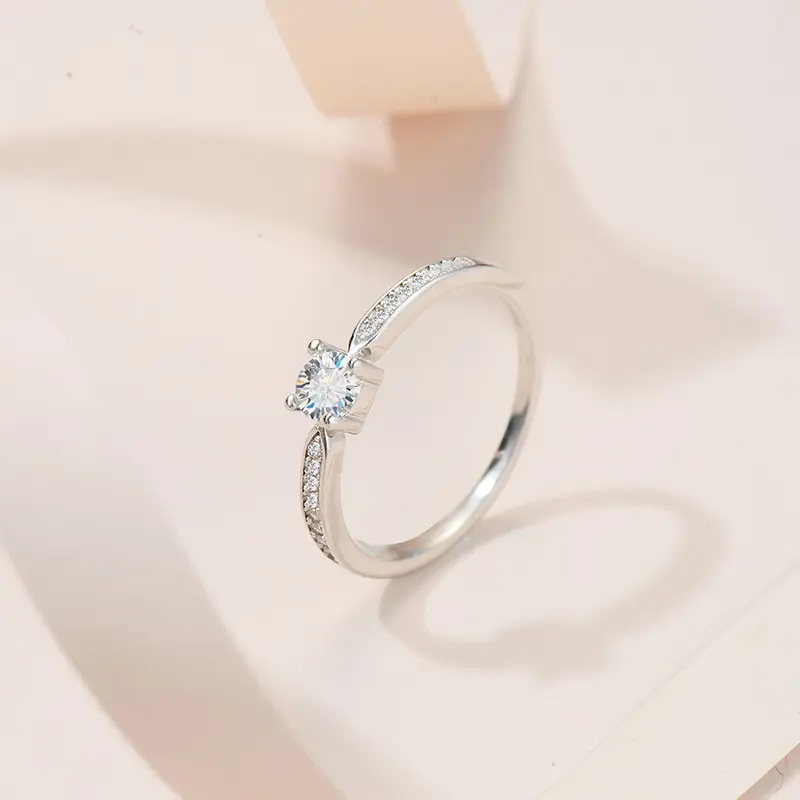Sterling Sliver 925 moissanite bijoux 0.3ct Micro Set Four Claw Ring mariage et bagues de fiançailles pour les femmes