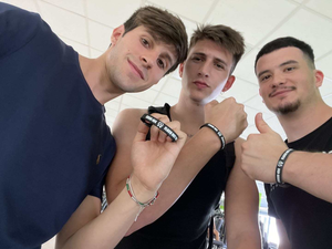 最も安いカスタムプリントデボス加工されたロゴテキストカラーサイズが暗いシリコンブレスレットで光る - Product Image 6