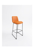 Tabouret de bar contemporain à hauteur de comptoir, siège rembourré orange, structure en métal noir pour îlot de cuisine