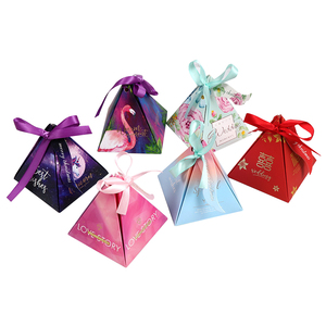 Petite boîte cadeau en forme <span class=keywords><strong>de</strong></span> pyramide triangulaire pour bonbons et chocolats avec ruban pour les invités <span class=keywords><strong>de</strong></span> mariage - Product Image 1