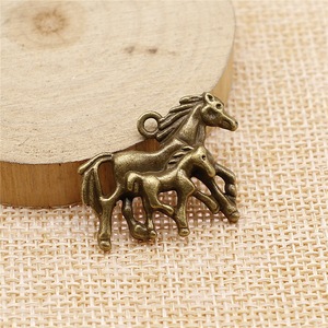 Colgante de Caballo y Potro 28x23mm de Aleación de Zinc Plateado Antiguo para Decoración de Cintas de Exhibición Ecuestre - Product Image 4