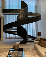 Escalier incurvé circulaire moderne sur mesure conçu à l'intérieur de la maison de l'usine Forestar pour Villa Appartement Hôtel