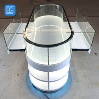Einzelhandels-Glasvitrine LED-Beleuchtete Weiße Gebogene Thekenkonstruktion Vollansicht Maßgefertigte Ladeneinrichtung Vitrine