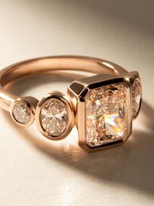 Bague artisanale sertie de diamants de laboratoire 2,5-3,5 CTW, diamants ovales et ronds taille radiant en or jaune, or blanc, or rose - Product Image 2