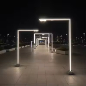Lámparas de poste triangulares integradas con tira LED para iluminación de paisajes, decoración de calles y zonas peatonales. - Product Image 1