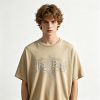 T-shirt Homme en Coton Épais avec Strass, Imprimé Texte Gothique Beige Effet Salissure, Style Streetwear Oversize, Vente en Gros Direct Usine