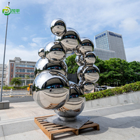 Sculpture sphérique moderne en acier inoxydable poli de luxe personnalisable de 2,2 m pour décoration extérieure de jardin et centre commercial