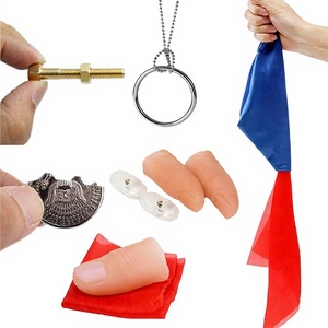 Kit <span class=keywords><strong>de</strong></span> tours <span class=keywords><strong>de</strong></span> <span class=keywords><strong>magie</strong></span> personnalisé comprenant 6 tours classiques : la bouchée <span class=keywords><strong>de</strong></span> monnaie, le changement <span class=keywords><strong>de</strong></span> couleur, la soie qui disparaît, la bague <span class=keywords><strong>de</strong></span> pouce, les chaînes, et <span class=keywords><strong>des</strong></span> objets <span class=keywords><strong>de</strong></span> <span class=keywords><strong>magie</strong></span> lumineux - Product Image 1