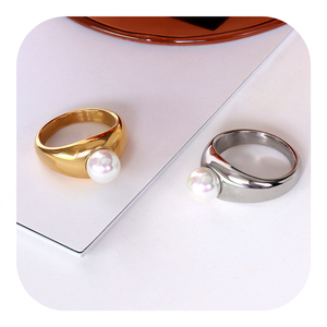 Bague de mariage en acier inoxydable plaqué or 18 carats avec perle, design personnalisé - Product Image 1