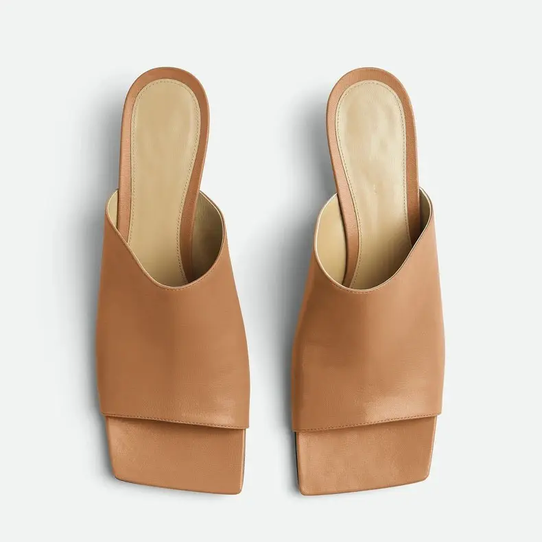महिलाओं के लिए कम एड़ी वाली चप्पलें असली लेदर चौकोर पैर की अंगुली वाली चप्पलें खच्चर के जूते महिलाओं के लिए हील किटन हील्स