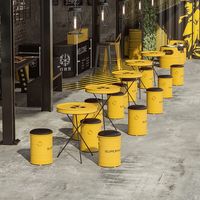 Ensemble de tabourets créatifs en forme de fût industriel, sièges en métal jaune avec assise rembourrée, table de bistrot rétro Pop Art pour café-bar à thème