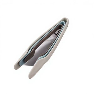 Set di Tre Pinze Multifunzione in Polipropilene con Impugnatura Antiscivolo, Modello Yangjiang Trecentovventuno per Bistecche, Torte e Pane - Product Image 1