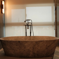 Baignoire en pierre naturelle de travertin beige, design élégant pour une expérience de bain luxueuse