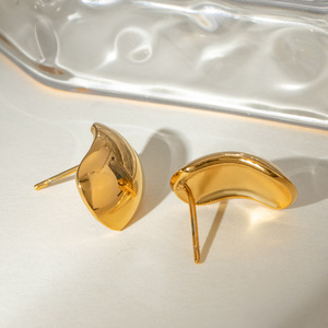 Pendientes ovalados dorados para mujer, uso diario, diseño geométrico, acabado liso y sencillo, joyería de acero inoxidable chapada en oro de 18 quilates - Product Image 4