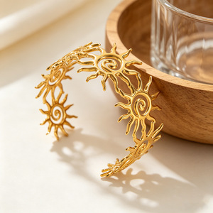 Brazalete Abierto con Diseño de Sol, Dorado, Unisex, a la Moda - Product Image 1