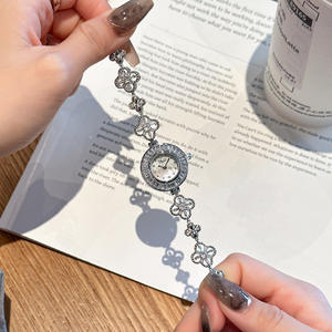 นาฬิกาข้อมือผู้หญิง Clastyle ดีไซน์หรูหรา ประดับเพชรและมุกเปลือกหอย - Product Image 6