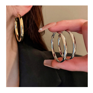 Tùy Chỉnh Đồ Trang Sức Thời Trang Tôm Nam Khóa Bông Tai Vòng Tròn Lớn Đồ Trang Sức Thời Trang Titan Thép Của Phụ Nữ Eaaring Nhà Sản Xuất - Product Image 1