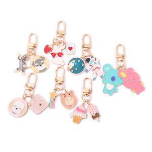 LLavero de Metal esmaltado para mujeres y niñas, <span class=keywords><strong>portallaves</strong></span> de lujo, hecho en casa, Kirsite, Anime - Product Image 2