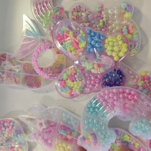 Kits de Bijoux DIY en Plastique Non Toxique pour Enfants en Gros - Boîte de Rangement Artisanale de Perles Animaux de Dessin Animé (Papillon/Unicorn/Lapin) pour la Création Fine - Product Image 4