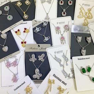 A partir de 0,89 $ : boucles d'oreilles de luxe en acier titane pour femmes, collier de perles naturelles, bracelet de grande marque, vente en gros - Product Image 2