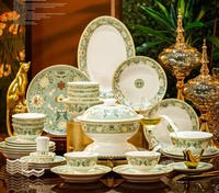 Service de vaisselle moderne en porcelaine fine de Jingdezhen avec motifs floraux européens, compatible lave-vaisselle et four, idéal pour la maison, les mariages et les banquets.
