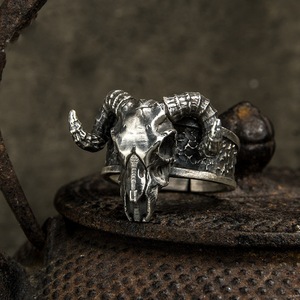 Bague vintage en forme de crâne de chèvre noir pour homme, style démon sombre, bijou zodiacal animal, accessoire cadeau - Product Image 1